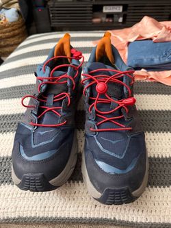 TENNIS SHOES