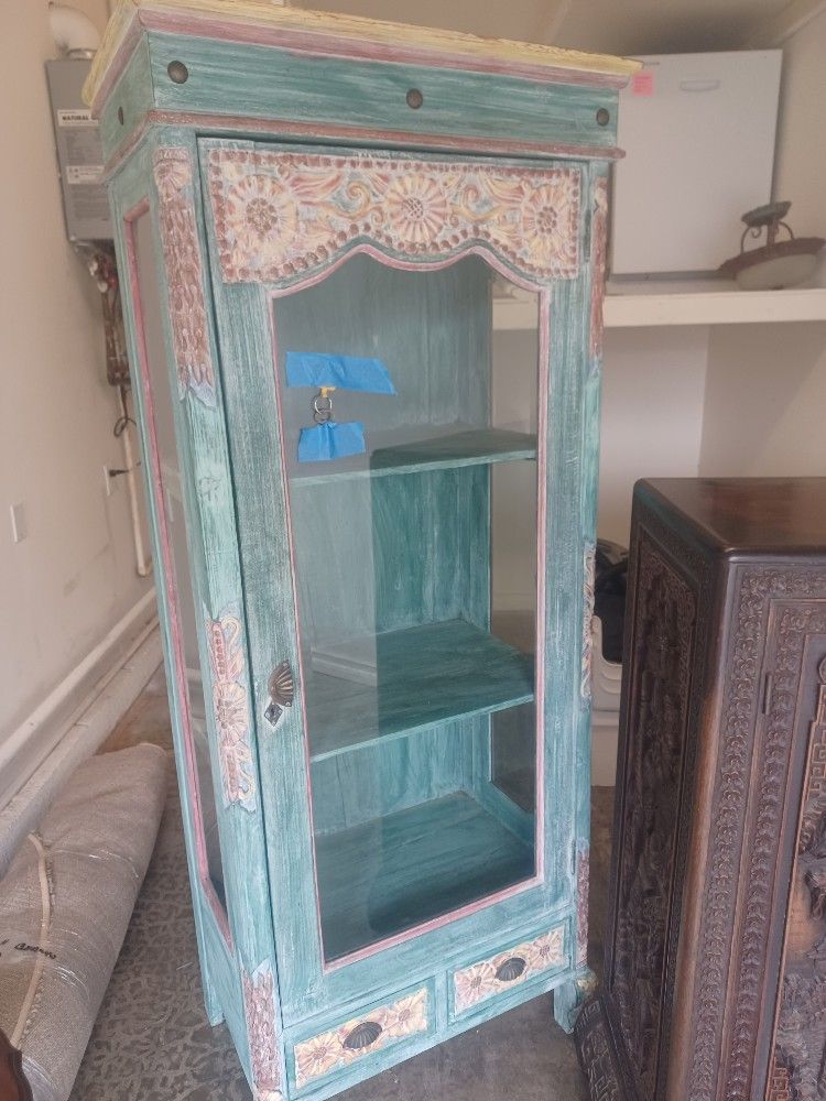 30" w × 6 ft. tall × 18" deep BEAUTIFUL VINTAGE CARVED WOOD IMPORTED CURIO/DISPLAY CASE !!! MOVING  - REDUCED FAST SALE ! BEVELED GLASS / SKELETON KEY