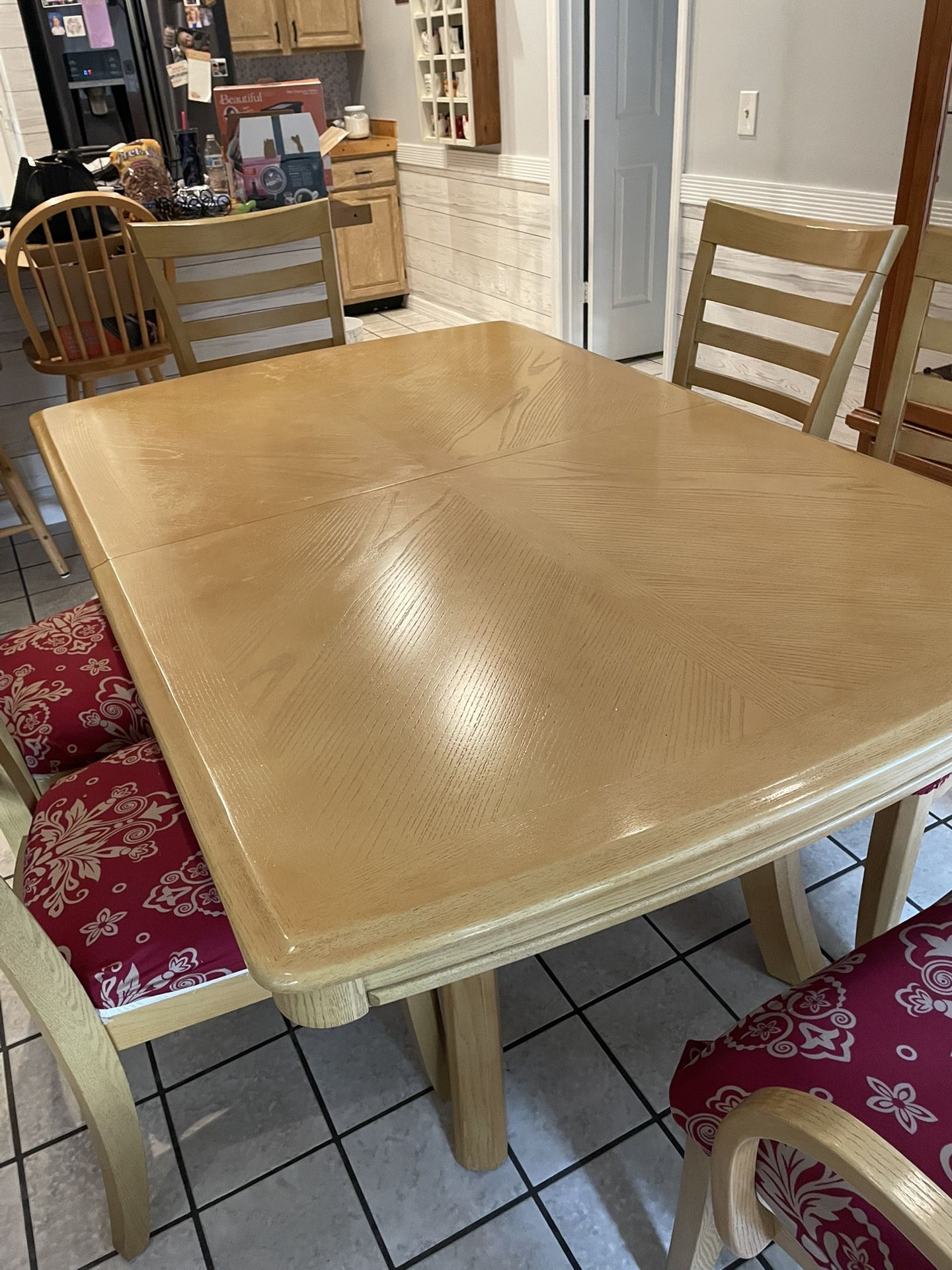 Dining table with leaf and 6 Chairs