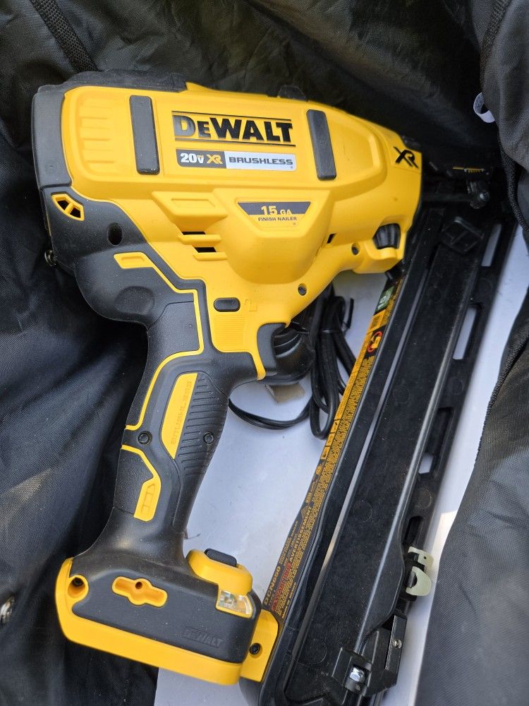 Dewalt 15 Gauge Finish Nailer New