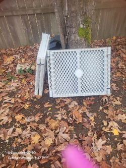 Adjustable panel play pen for pets