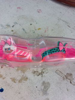 Swimming goggles