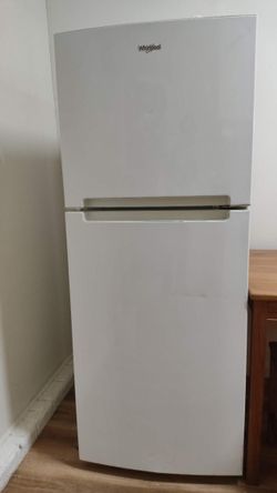 Compact refrigerator