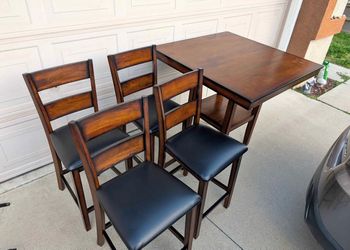 Table chairs set