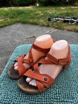 Taos Universe Women’s Orange Leather Comfort Ankle Strap Sandals Sz 40/9US