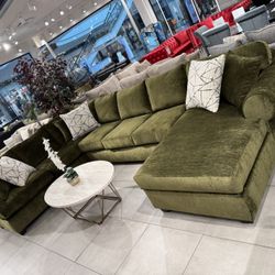 Gorgeous Sectional 💚 Green Color 