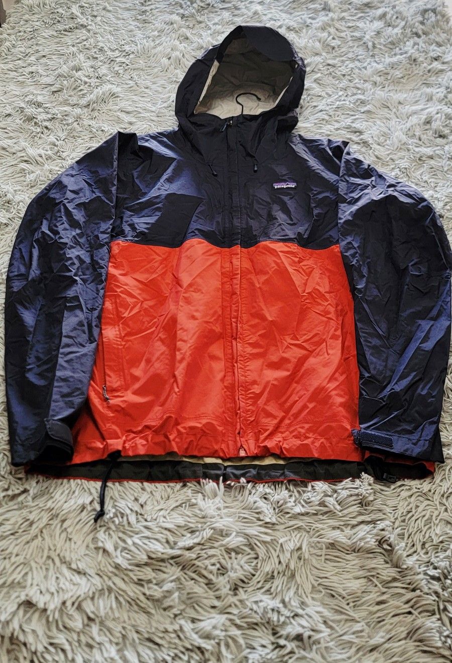 Size Large Men's Patagonia Torrent Shell Jacket Navy x Orange STY83802FA17.
