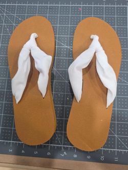 Women’s Tan Flip Flops with White Fabric Bow – Cute Summer Sandals