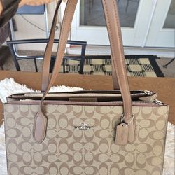 NWT BROWN AUTHENTIC DESIGNER HANDBAG
NUEVA CON ETIQUETA CARTERA DE DISEÑADOR