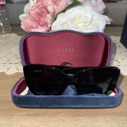 🕶️ Authentic Gucci GG0327S Cat-Eye Sunglasses – Excellent Condition