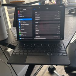 IPad Pro 11 Inch w/ Keyboard 