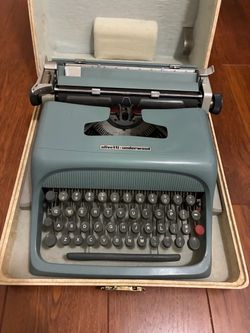 Olivetti Underwood typewriter works great