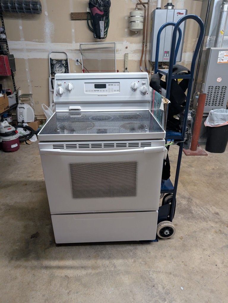 KitchenAid Electric Range Stove Oven Smooth Cooktop (Located In NE TACOMA)