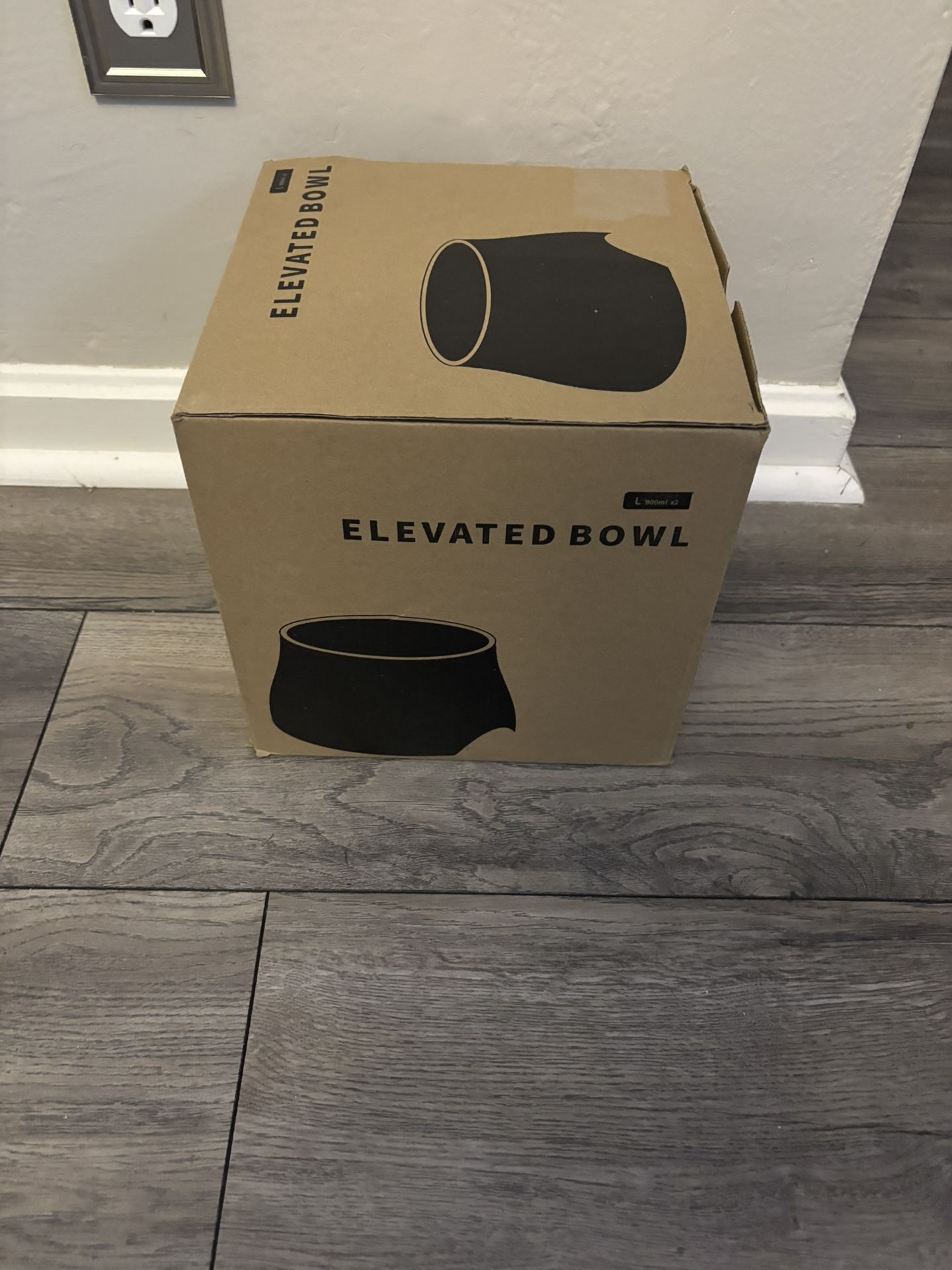 Elevated dog dishes
