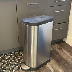 Kitchen Step Trash Can. LARGE!