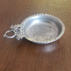 Vintage Italian Handcrafted Pewter Tastevin Wine Taster Cup Grape Handle 95%.
Pre-owned, good vintage conditon. Please see the photos. It is 6 34 acr