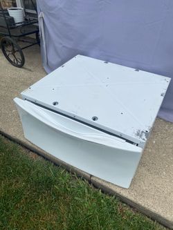 One Whirlpool pedestal for washers or dryers