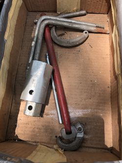 Pipe wrench set