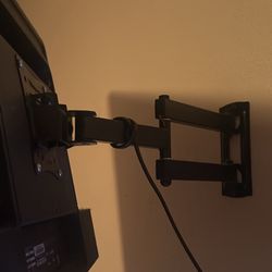 Vizio 32” With Wall Mount 