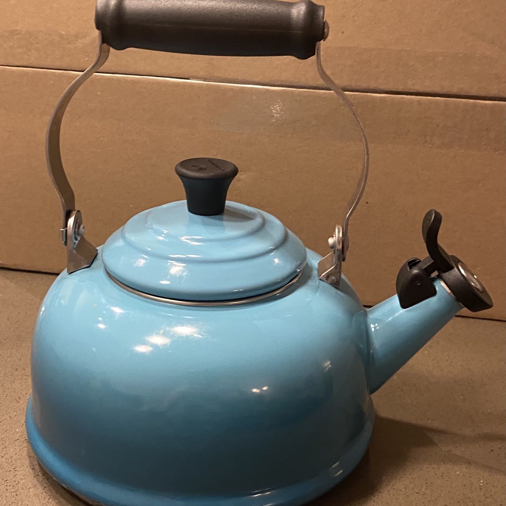 Le Creuset Classic Whistling Kettle, Cerise (Red) for Sale in Everett, WA -  OfferUp