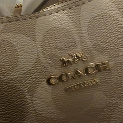Stunning Coach Hand Bag So Beautiful 