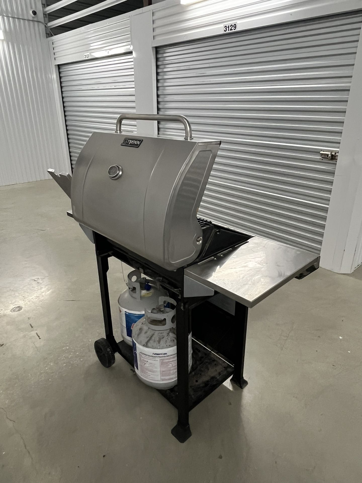 Gas Grill With 2 Gas Tanks for Sale in San Antonio, TX OfferUp