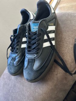 9.5 MENS black sambas