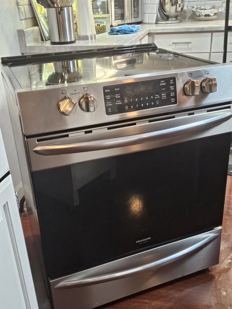 Fridgedaire  Glass Top 5 Burner $500