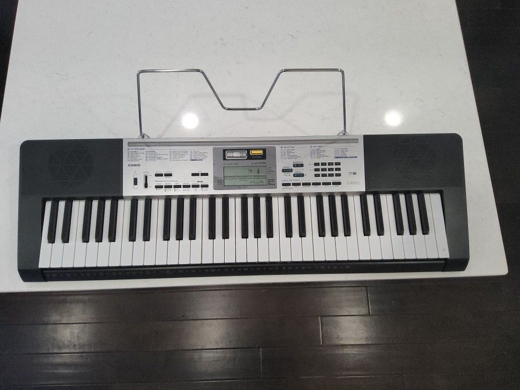 Casio LK-175 61-Key Lighted Keyboard – Excellent Condition w/ Power Cable & Stand