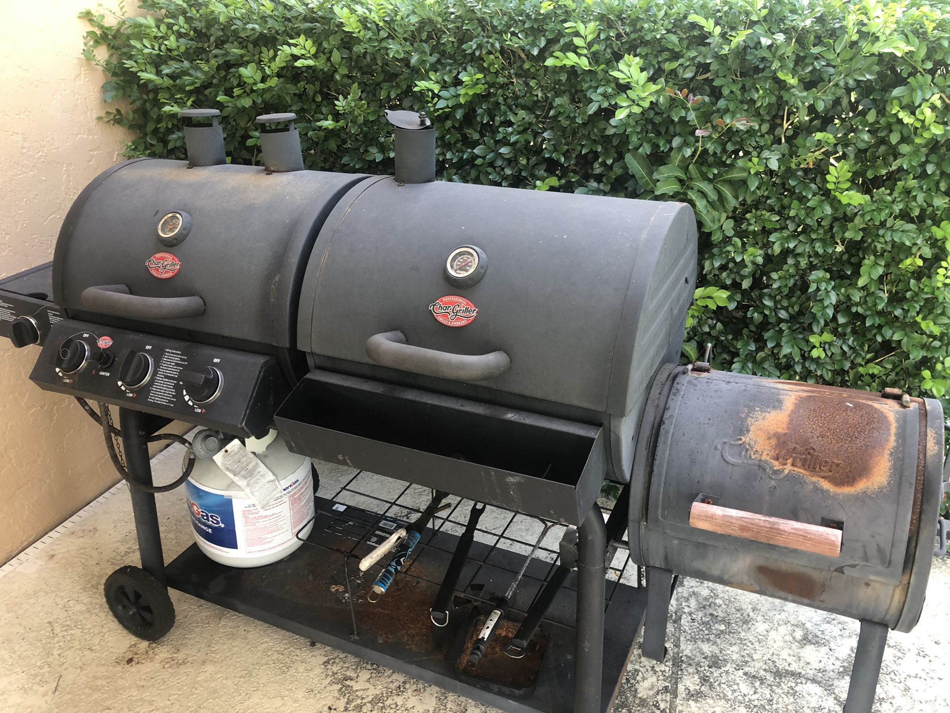 4 year old grill with side smoker/charcoal & gas