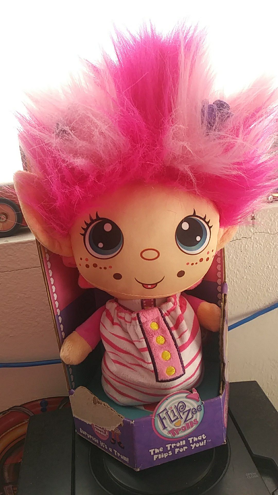 New Flip Zee Troll Doll w big Pink hair great gift