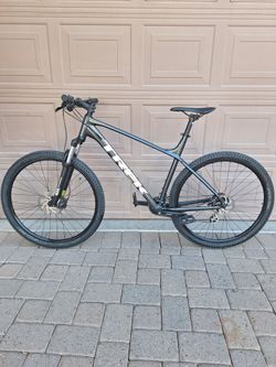 TREK MARLIN 5 MOUNTAIN BIKE 29 ER LIKE NEW ( XL )