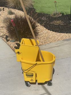 Rubbermade Wave Brake Commercial Bucket, Mop & Wringer