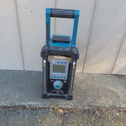 MAKITA PORTABLE RADIO MOD # BMR100 WITH CHARGERMAKITA PORTABLE RADIO MOD # BMR100 WITH CHARGER