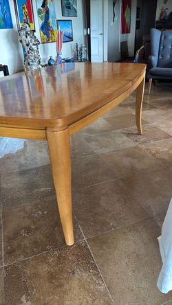 Beautiful medium Maple table with 8 chairs and 2 leaves