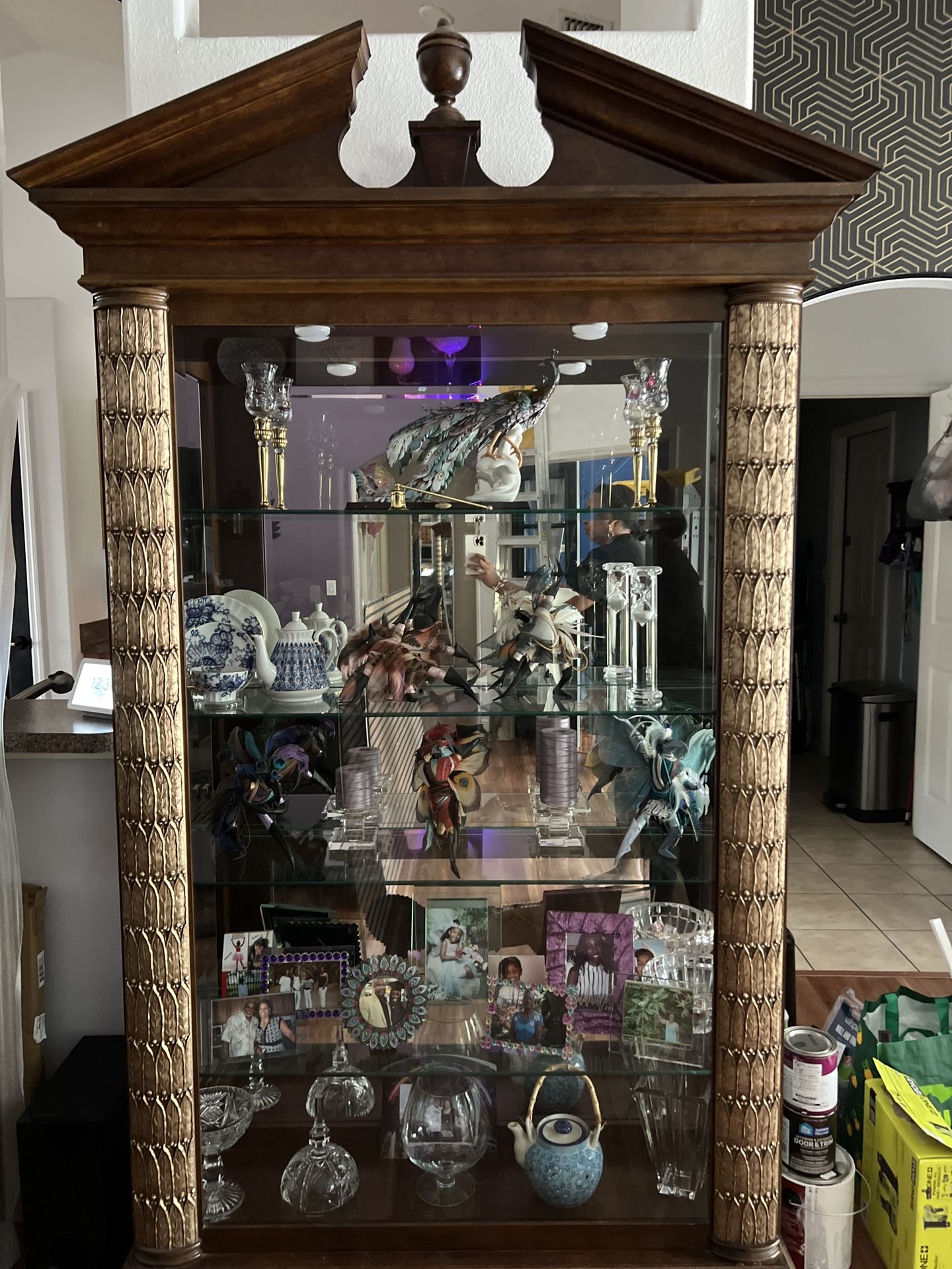 Beautiful China/Curio Cabinet