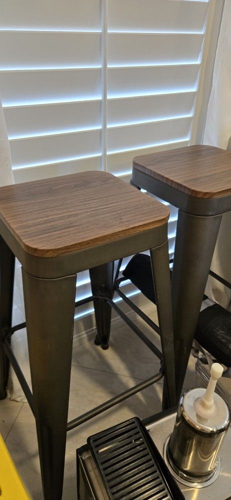 2 Bar Stools 