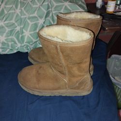 Size 7 UGGs