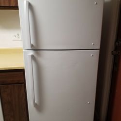  Insignia 18 cu. ft. Top-Freezer Refrigerator