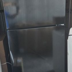 (New)Amana - 18 Cu. Ft. Wide Top-Freezer Refrigerator with Garden Fresh Crisper Bins - Black