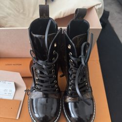 Woman lv Boots High top Like New 100% Authentic Size 36 LV Fits 5-5.5- 1000$ OBO 