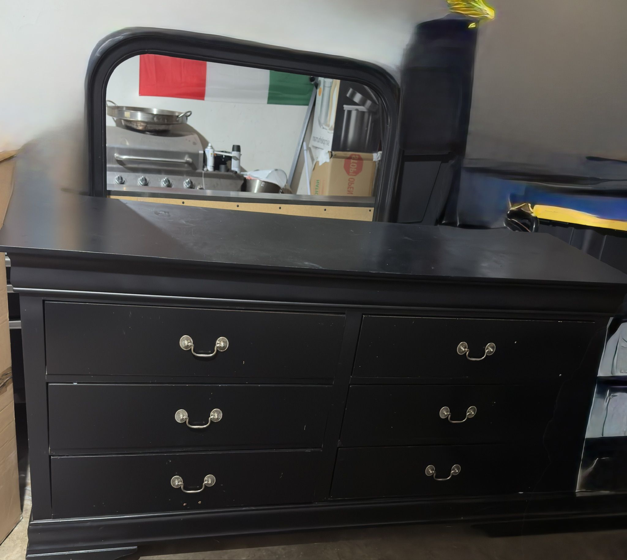 Dresser With Mirror 