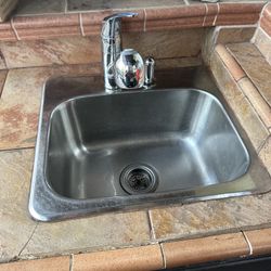 🚰 Outdoor Stainless Steel Sink + Chrome Faucet – Built-In Setup 
