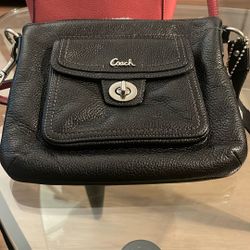 Very Cute Coach Crossbody With Lots Of Pockets 