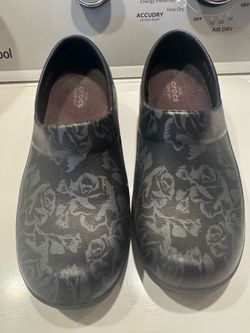 Crocs comfortable shoes size 7 $20 Norwalk hablo español.