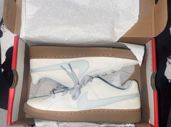 WMNS NIKE COURT ROYALE SUEDE 7.5