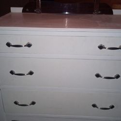 3 Drawer Dreser, With A Vanity Mirror.