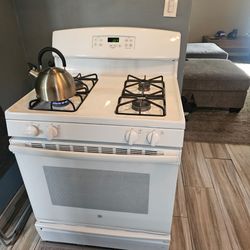 White GE Stove