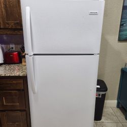 Fridgeaire Fridge