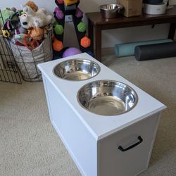 Elevated dog feeder